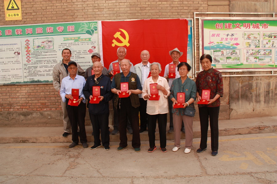 1625126571423535.jpg 2021.6.29頒發(fā)光榮在黨50年紀(jì)念章 021.JPG