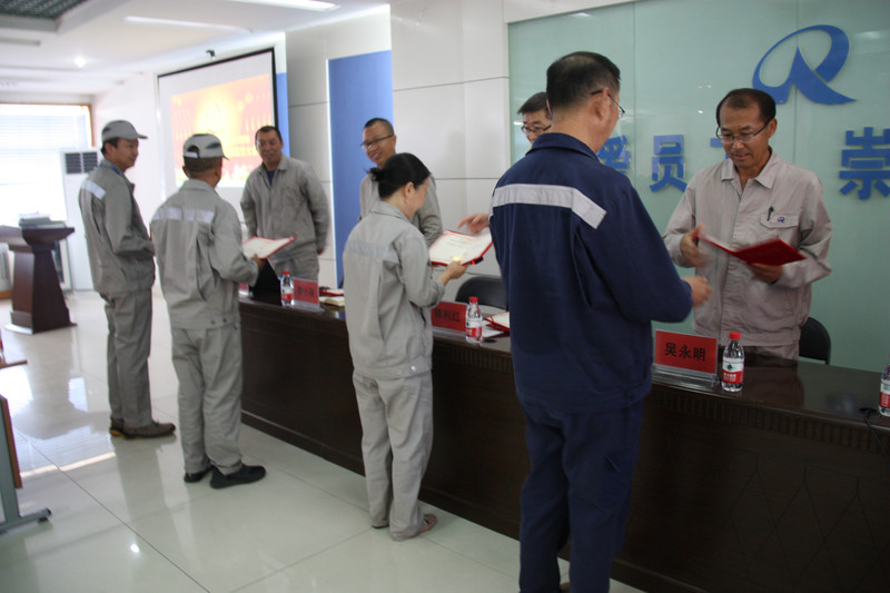 1656925185113188.jpg 領(lǐng)導(dǎo)頒獎(jiǎng)_副本.jpg