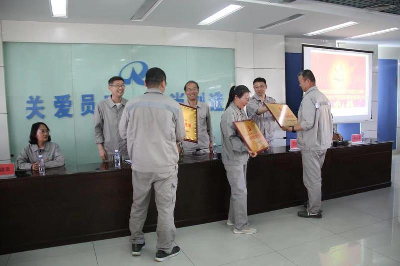 1690248910181040.jpg 領(lǐng)導(dǎo)頒獎.jpg